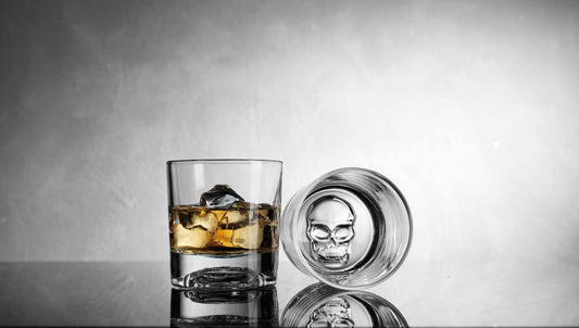 Juego de dos vasos de whisky con fondo en relieve de calavera